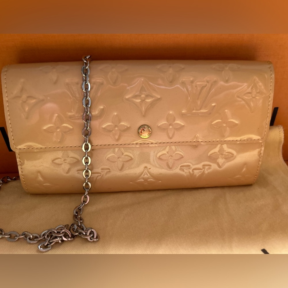 LOUIS VUITTON Monogram Vernis Sarah Wallet Cream WOC